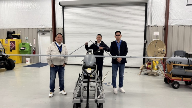 安捷航空董事長高健祐（左一）親赴英美無人機大廠考察，規劃共同發展國內首創「有人機與無人機協同作業」（Manned-Unmanned Teaming，MUM-T）的全新協同作業型態。(圖／安捷航空提供)