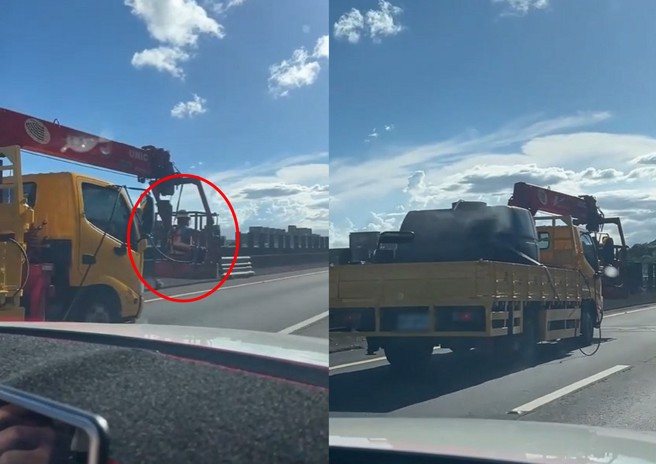 網友在快速道路上，驚見行駛的工程車，前方吊籃內居然坐著工人，相當危險。（翻攝爆料公社）
