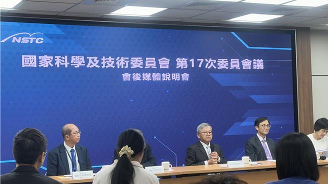 國家科學及技術委員會今（17）日召開第17次委員會議，並由經濟部說明「矽光子研發成果與未來規畫」，而國科會也於2026年預算加碼編列5億元助發展。（賀培晏攝）