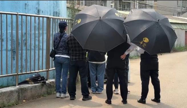 台中市沙鹿命案，台中市清水警分局17日下午约3时10分依杀人罪嫌将骆男移送少年法庭侦办，顏女家属也返回案发现场招魂，场面着实哀戚。（温予菱摄）