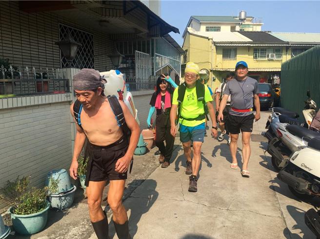 洪木生背水上山30多年来如一日。（蔡侑霖提供／洪靖宜高雄传真）