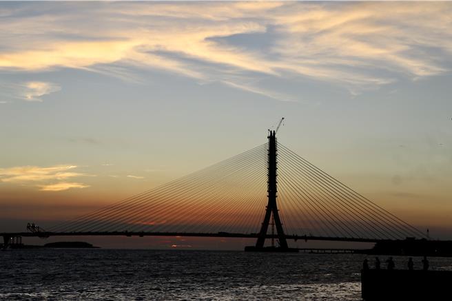 淡江大橋工程進度受關注，預計明年5月12日通車。（蔡明亘攝）