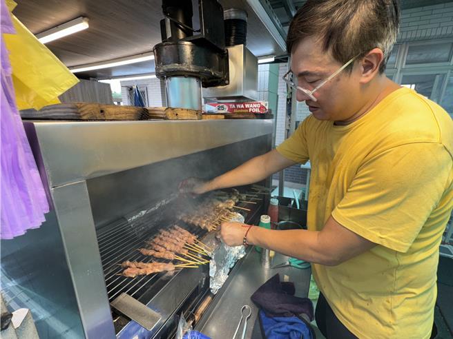 圓頭農牧精心安排烤肉餐車現場烤製各式美味食材，與70多位長輩及身障者提早歡度中秋。(圖／民眾提供)
