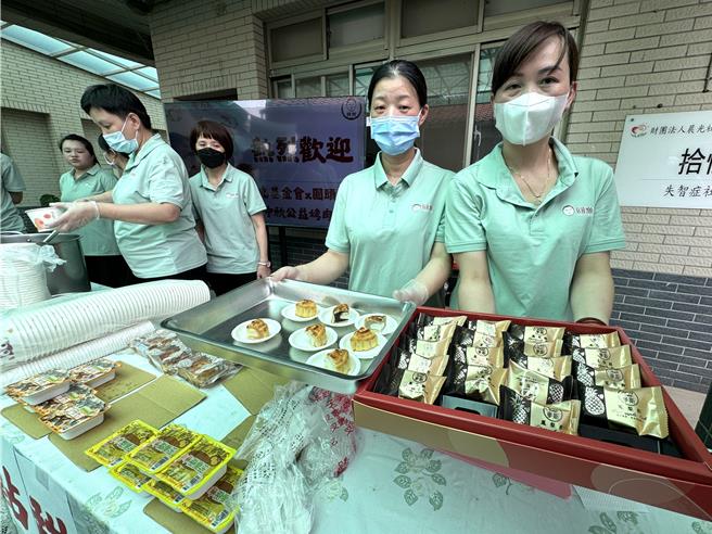 麥斯西點麵包店提供的精緻月餅及鳳梨酥，讓長輩與身心障礙朋友們感受到滿滿的關懷與愛心。(圖／民眾提供)