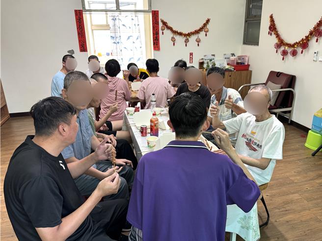 圓頭農牧精心安排烤肉餐車現場烤製各式美味食材，與70多位長輩及身障者提早歡度中秋。(圖／民眾提供)