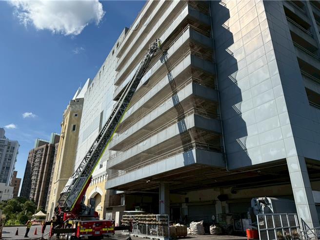 因应电动车普及化与相关火灾风险日益提升，桃园市消防局第三大队芦竹消防分队17日于台茂购物中心办理消防抢救演练，模拟充电中的电动车发生火警