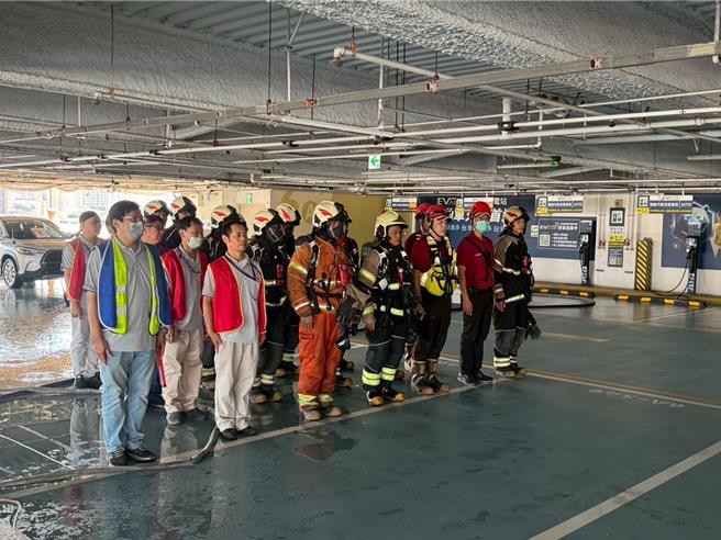因应电动车普及化与相关火灾风险日益提升，桃园市消防局第三大队芦竹消防分队17日于台茂购物中心办理消防抢救演练，模拟充电中的电动车发生火警
