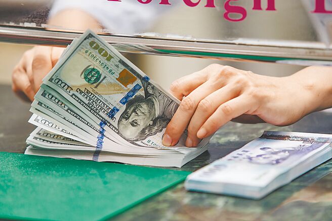 台币目前处于关键转折，若对Fed降息提前做出反应，可能于降息后反贬拉回整理；若美元长期偏弱整理，外资热钱持续涌入，新台币衝破3字头，下一关将挑战29.8元。图／本报资料照片