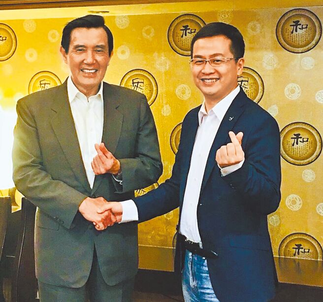 宣布参选国民党主席的立委罗智强（右），16日在脸书公布前总统马英九（左）支持自己参选的影片，并贴出两人合照表示，马英九以「侠之大者，为国为民」八字做为勉励。（摘自罗智强脸书）