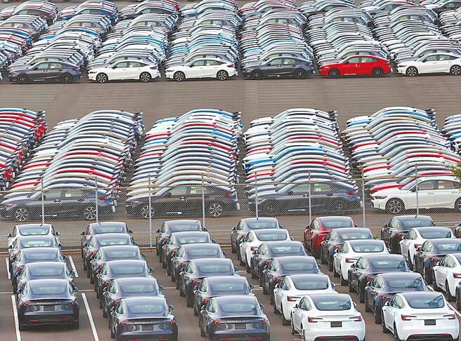 美国川普政府自9月16日起，下调日本输美汽车及零组件的关税，从27.5％降至15％。（路透）