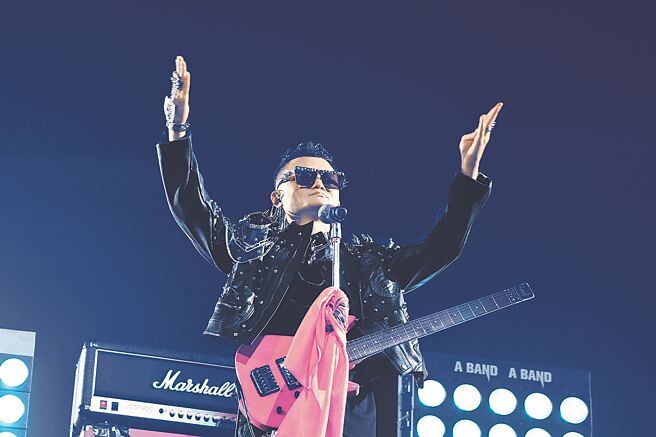 美媒報導，阿里巴巴創辦人馬雲將「強勢回歸」阿里，推動AI業務，並向電商對手京東和美團宣戰。圖為2019年9月，馬雲在浙江杭州參加阿里巴巴20周年紀念晚會。（中新社）