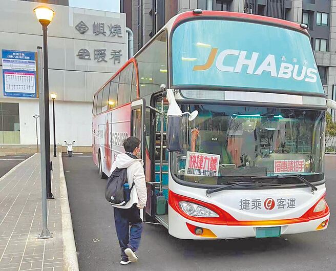新竹縣政府即起加碼推出「新竹縣市區公車駕駛員受訓即就業補助計畫」，希望穩定竹縣公車駕駛人力。（新竹縣政府提供／陳育賢新竹傳真）