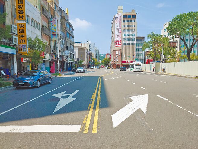 高雄市盐埕区邻近捷运盐埕埔站的大仁路段，近日遭民眾在网路上质疑「左转附加车道画反了？」对此高雄市交通局强调「非标线错误」，是利用车道缩减方式衔接前后路幅较窄路段。（任义宇摄）