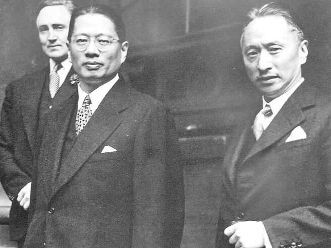 1943年，宋子文（左）訪問英國期間，與時任駐英大使顧維鈞（右）合影。（本報資料照片）