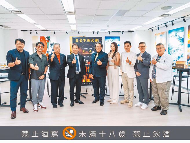 「金威奖」生活玩家场盲测场次，中国时报副社长王儒哲（左四）与担任评审的8位「生活玩家」达人：台湾设计联盟理事长杨佳璋（左起）、臺湾歌手兼音乐制作人荒山亮、绮灏国际董事长暨清威酒藏创办人张庆清、藏酒论坛执行长赖伟峯、远见动物医院院长魏立、电视台主播兼主持人岑永康、老爷酒店集团执行长沈方正、藏酒论坛编辑总监兼爱乐电台客座主持人苏重合影。（石智中摄）