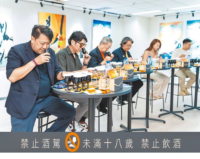 金威奖生活玩家场次，评测全程採用黑色品饮杯。（石智中摄）