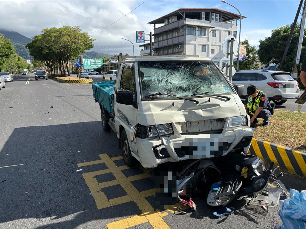 宜蘭縣林姓老翁騎乘機車變換車道後，遭後方小貨車追撞，林翁經送醫後宣告不治。（民眾提供）