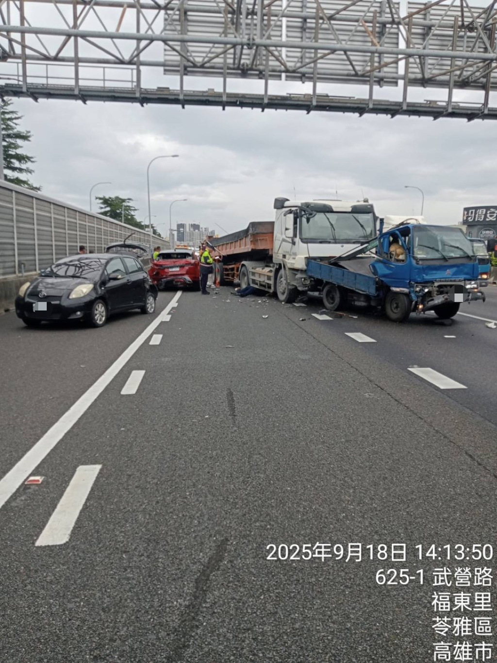 一輛營業半聯結車疑似變換車道不當，猶如打保齡球般連續撞擊4部自小客車，現場碎片四散，造成3人受傷送醫。（圖／簡銘柱翻攝）