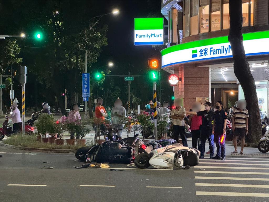 高雄左營區發生連撞車禍，18日晚間7時許警方獲報，華夏路與新莊一路口發生連撞意外。（民眾提供／紀爰高雄傳真）