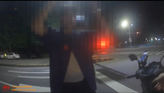 男大生見警車嚇壞！機車熄火裝路人 好友竟滑前座變駕駛