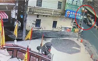 急閃路邊車輛    高雄公車逆向撞轎車釀3傷