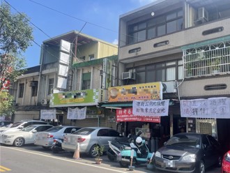 1坪85萬！龍潭15戶住宅遭地主天價求售 門前綁白布條抗議