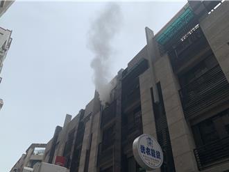 高雄男瓦斯爐煮水忘關火 「竄濃煙」消防獲報急救援