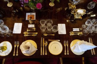 英国宴细节曝光  42公尺长桌布置花3天 1452件餐具手工磨亮