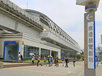 捷運到南港展覽館站「手機時區秒變日本」大票人遇過：有神秘蟲洞