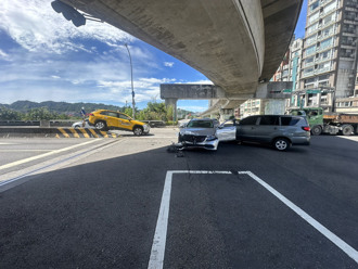 78歲翁誤看號誌闖紅燈「逆向衝撞」 2傷送醫驚悚畫面曝光