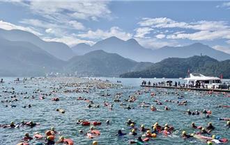 日月潭萬人泳渡登場！估逾5萬人湧入 周邊交管一次看