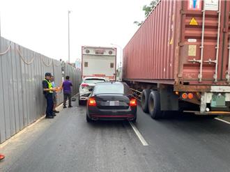 桃园新屋清晨连环追撞！疑精神不济酿祸　2驾驶送医