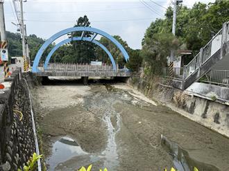 彰化野溪「上下游兩樣情」！土石堆半層樓高 居民憂無路可走