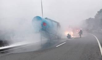 國1路竹火燒車！半聯結車煞車鎖死釀禍 烈焰濃煙竄天駕駛急逃