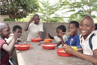 全球半數小學童沒午餐吃 世界展望會：供餐可減少童婚、童工風險