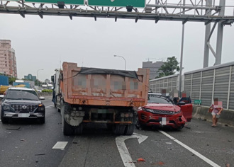国1中正交流道联结车「变换车道不当」 猛撞4小客酿3伤