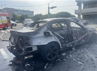 惊悚瞬间！桃园男驾车自撞分隔岛　360度翻覆起火