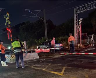 高雄阿伯开车闯入平交道 害台铁区间快误点6分钟