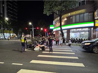 自小客左轉未禮讓直行車！　連撞5機車釀3人傷