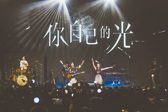 告五人用骨董麦克风 录音飘出烟硝味