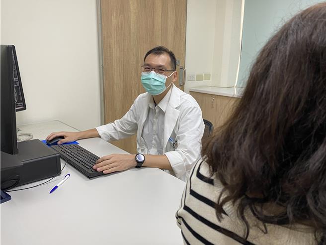 台中榮總感染科醫師陳永峻指出，透過通盤檢查判讀，確認病人非失智而是感染隱球菌腦膜炎。（馮惠宜攝）