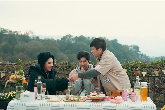 小祯（左起）、安安、胡瓜互写卡片倾诉真心话。（客台提供）