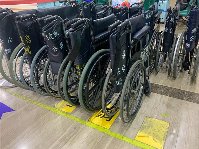 台南市政府衛生局陳姓約用人員勾結特約醫療器材羅姓、黃姓業者等人詐領長期照顧輔具補助款逾3千萬元，經南檢與廉署偵辦後，3人遭聲請羈押。輪椅輔具示意圖（郭良傑攝）