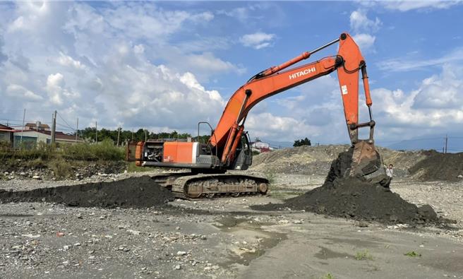 高雄美濃「大峽谷」盜採砂石案持續延燒，橋頭地檢署今（17）日下午會同高市環保局人員至美濃成功段470及470-1地號等農地進場開挖，釐清遭破壞農地中究竟埋藏了哪些廢棄物，昨並傳出，檢警於另一塊農地地主呂姓男子家中進行搜索，並將其帶回偵辦，追查非法盜採行為。（林雅惠攝）