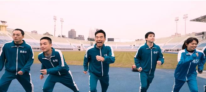 以魷魚遊戲為靈感拍攝的替代役男宿舍落成影片，可看見民政局副局長藍品畯搞笑出演。（桃園市民政局提供）