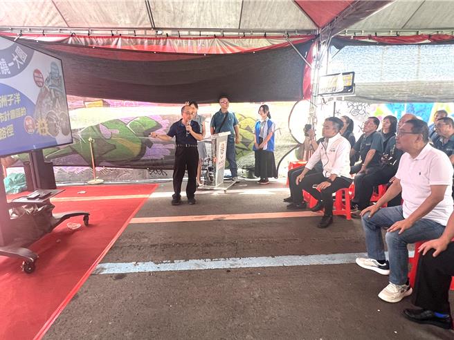 新北市水利局長宋德仁簡報介紹「五股環保藝術公園跨河景觀橋」。（王揚傑攝）
