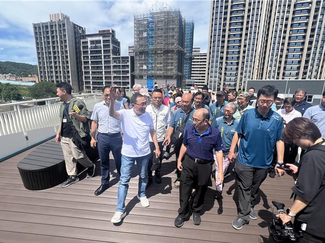 侯友宜登上景觀橋參觀。（王揚傑攝）