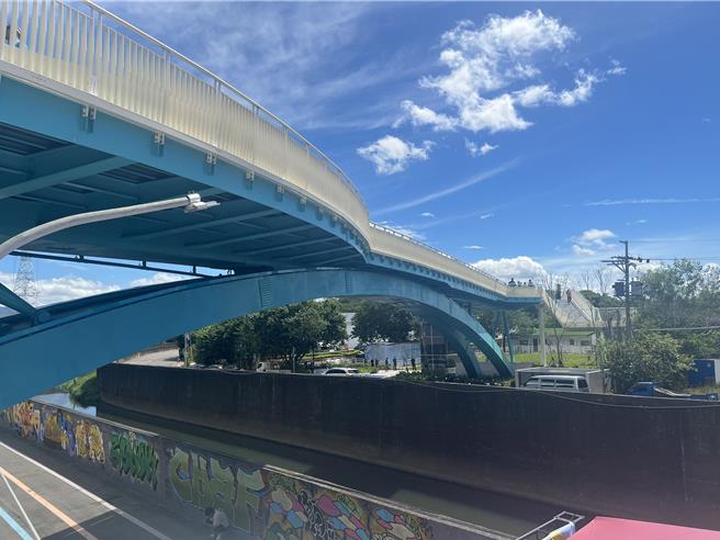 「五股環保藝術公園跨河景觀橋」今起開放通行。（王揚傑攝）
