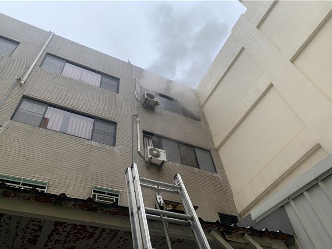 高雄左營區18日下午1時許發生火警，民宅窗戶竄出濃煙。（民眾提供／紀爰高雄傳真）