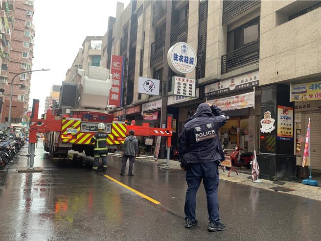 高雄左營區18日下午1時許發生火警，警方獲報後立刻趕赴現場，協助消防隊封鎖周邊與交通疏導。（民眾提供／紀爰高雄傳真）